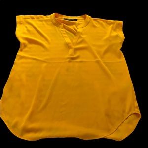 Beautiful shortsleeved yellow v neck blouse !